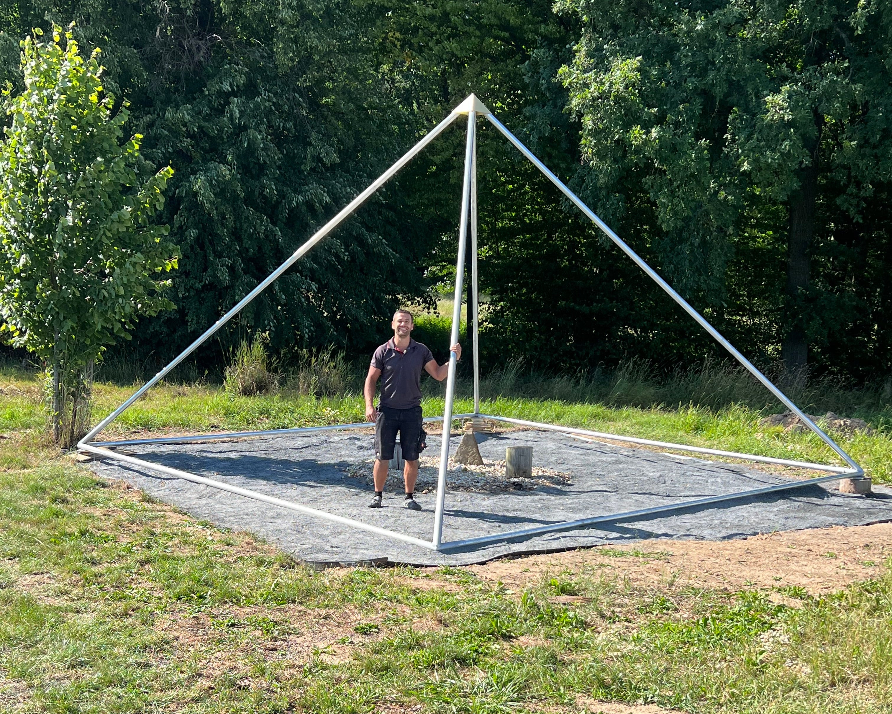 Velká ková zahradní pyramida na míru